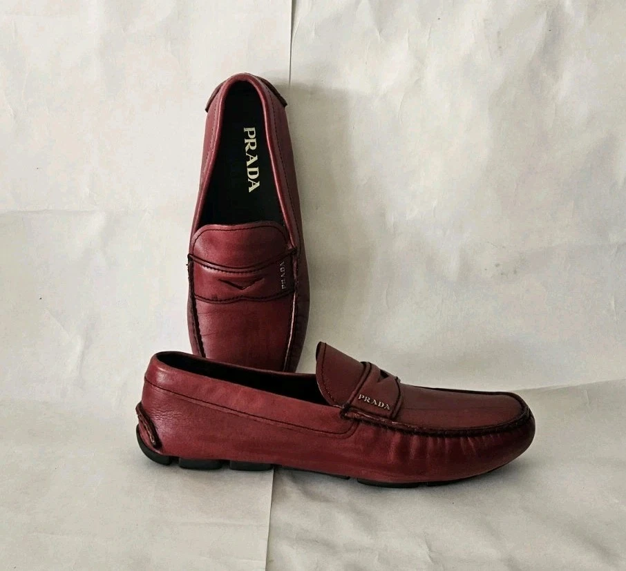 Zapatos mocasines de conducción Prada de cuero rojo oscuro con broca plateada para hombre Reino Unido 8,5 EE. UU. 9,5 Foto 2 de 4