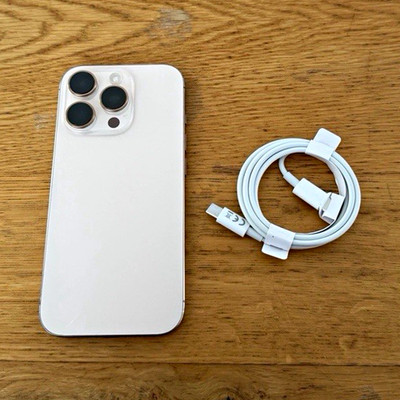 Apple iPhone 16 Pro 128GB Titan Wüstensand iOS mit Zubehörpaket