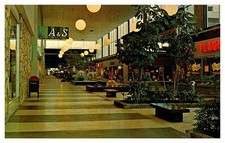 Postcard SHOP SCENE Huntington New York NY d/20 AU1508