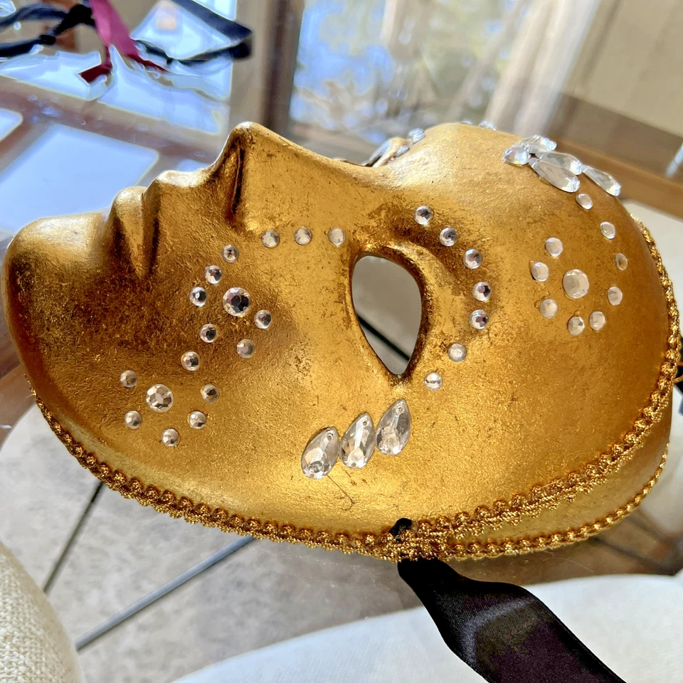 Máscara de Mardi Gras Colección Katherine • Diseño Retirado• Oro Diamante Halloween Foto 3 de 4