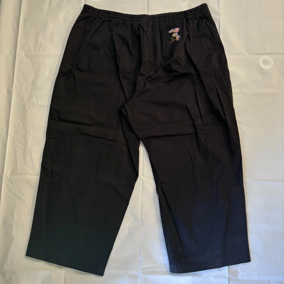 Larry Levine Woman Sport Stretch Cropped Pants Size 22W Black Embroidered Flower - Image 2 of 4