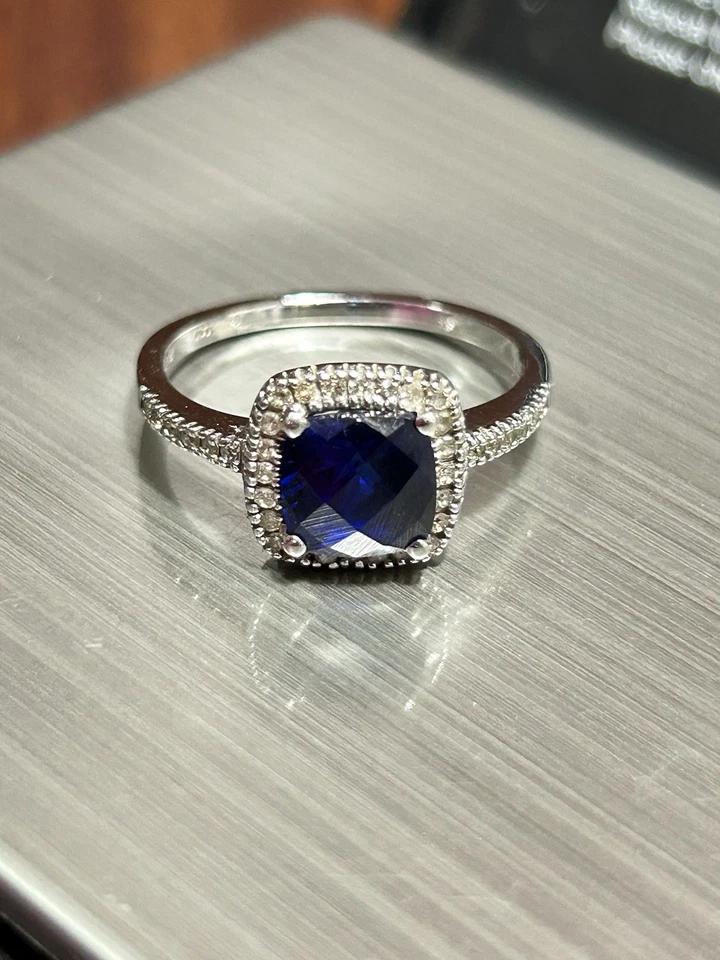 Anillo de diamantes 1/5 CTTW de zafiro azul creado en laboratorio de oro blanco de 10K de 7 mm a cuadros Foto 2 de 4