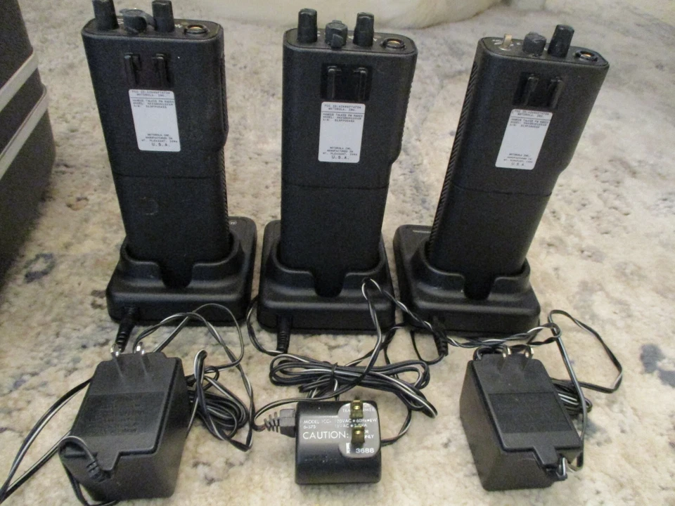 3 MOTOROLA RADIUS P50 HANDLE TALKIES FM RADIO & PLATT HARD CASE PADDED W/ KEYS - Image 4 of 4