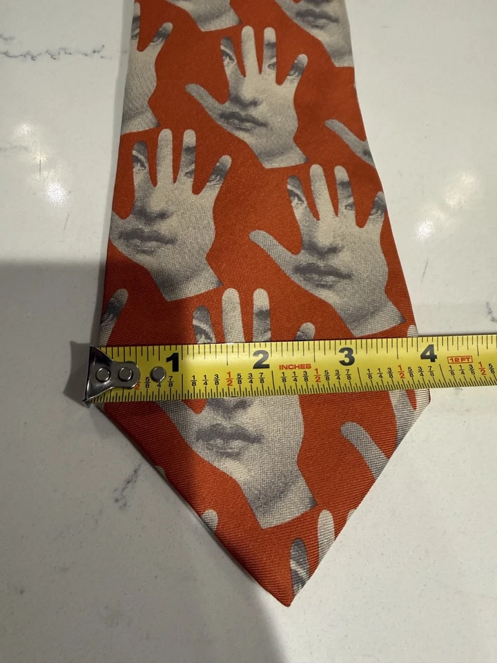Corbata de seda Fornasetti estampado manos y rostros naranja vintage hecha en Italia surrealista Foto 4 de 4