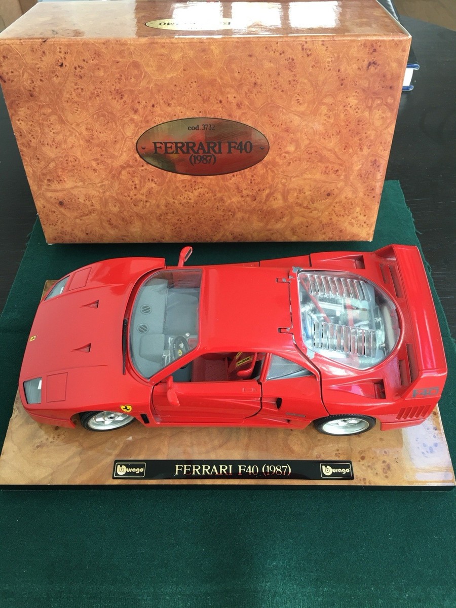BBurago / Burago Italy 3732 Model 1987 Ferrari F40 on Display
