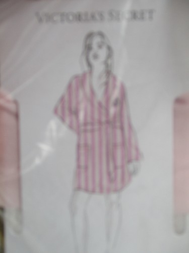 -NUEVO CON ETIQUETAS Bata Corta de Felpa Victoria's Secret Rayas Rosa Talla M/L - Imagen 2 de 5