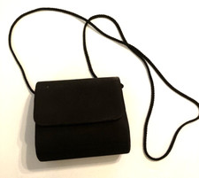 Borsa a tracolla piccola vintage La Regale Ltd in raso nero