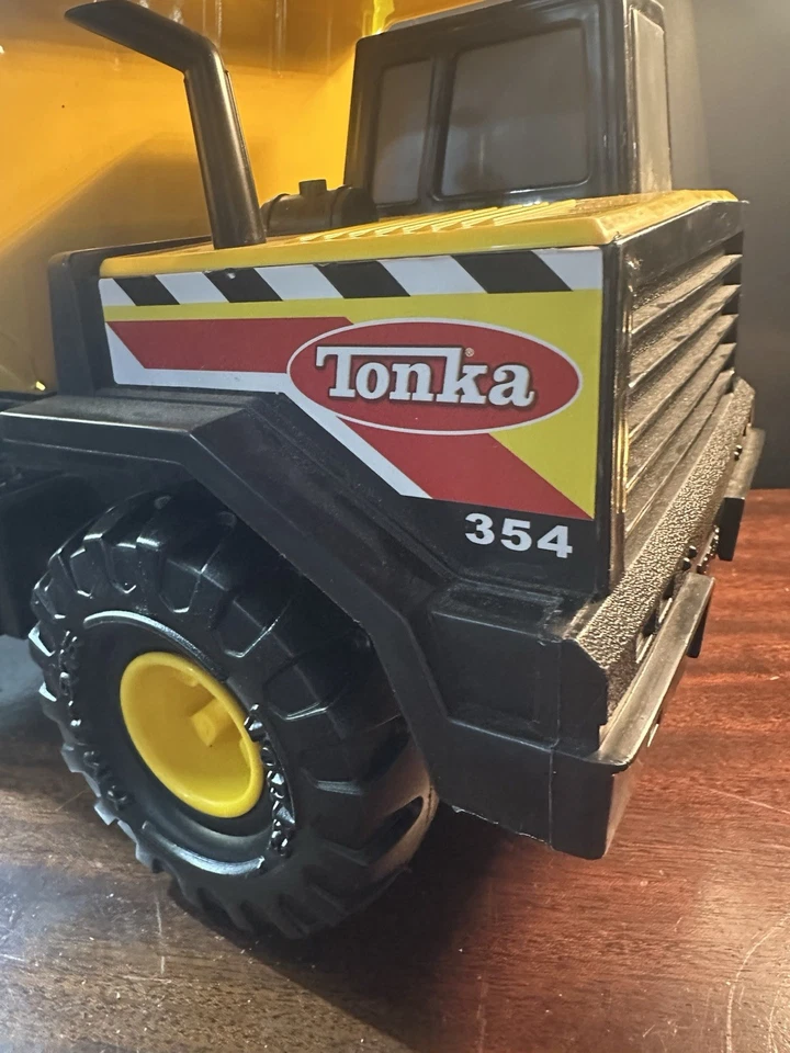 Camión de volteo Tonka Mighty 354 metal/plástico Caterpillar Tonka Hasbro 2012 Foto 3 de 4