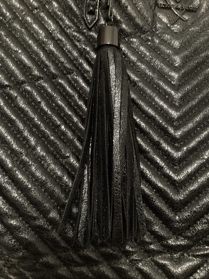 Bolso de Hombro Victorias Secret Grande Negro Metálico V Edredón Todo Foto 3 de 4