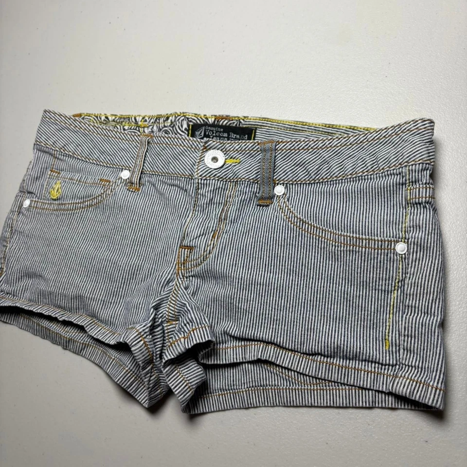 Mini pantalones cortos de mezclilla a rayas azul marino y blanco Volcom tiro bajo Y2K Foto 2 de 4