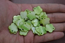 100 PCS DYED GREEN FLOWER BLANK SHELL BEADS CHARMS 3/4" #T-1220