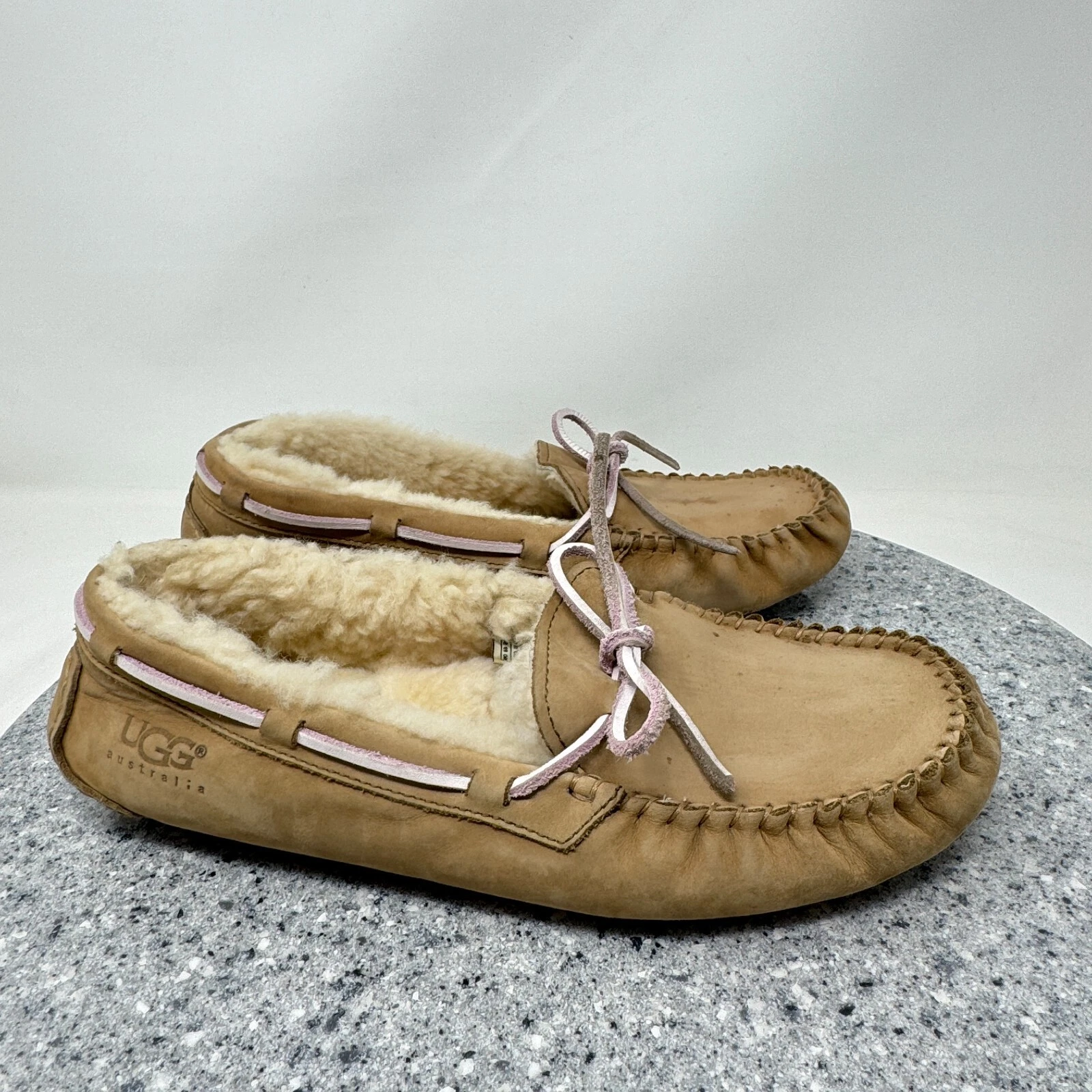 UGG Pantofole Mocassini Donna 9 Dakota Marrone Pelle Scamosciata Lana Foderate Pelliccia