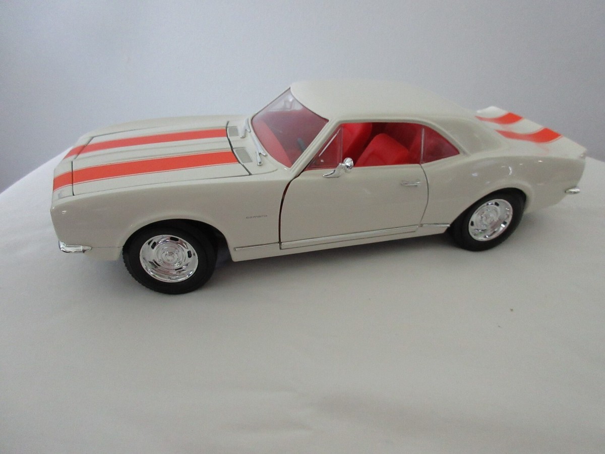 Road Legends 1967 Chevrolet Camaro Z-28 Metallic Blue 1 18