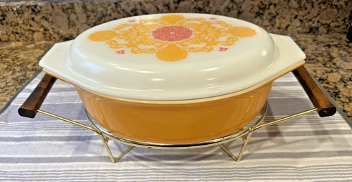 VTG PYREX Seville Orange Oval 2.5 Qt Casserole Dish w/Lid /Warming Stand/Candles