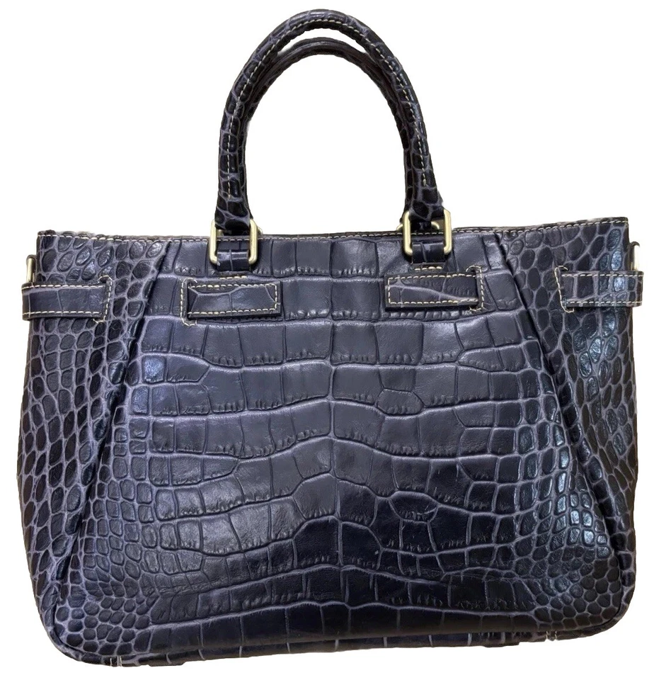 Bolsa tote Dooney Bourke preta carvão samba croco couro em relevo com cinto - Imagem 2 de 4
