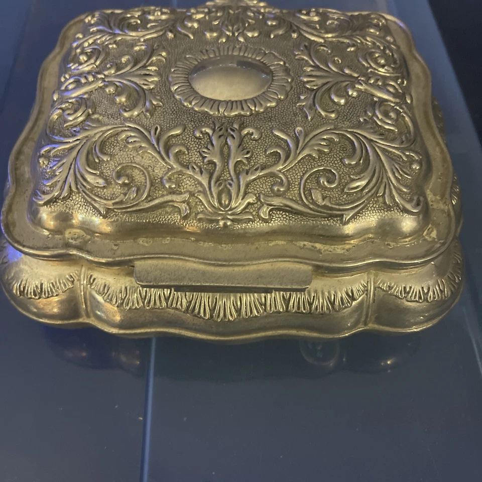 Cómoda plateada con bisagras y forrada de terciopelo rojo Foto 4 de 4