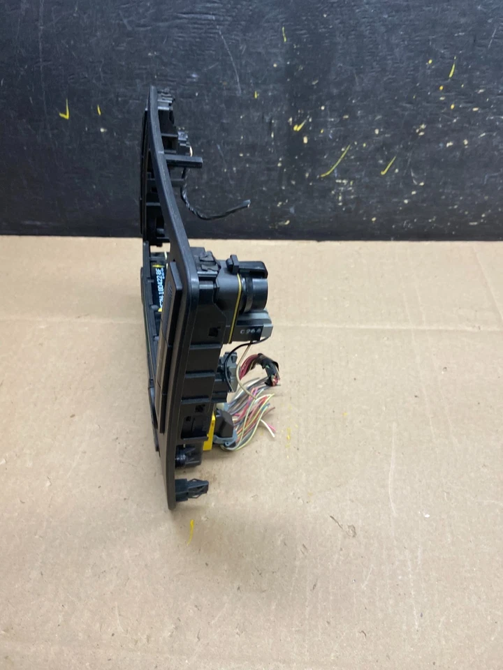 2004 to 2007 Ford Freestyle Monterey Climate Control Radio Bezel Trim T9231 DG - Image 3 of 4