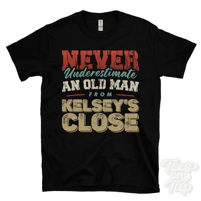 Unterschätze niemals einen alten Mann aus Kelsey's Close T-SHIRT Weihnachtsgeschenk Romsey