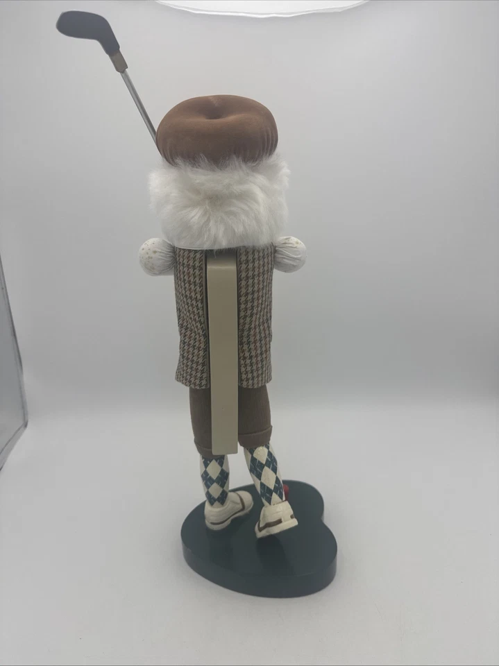Figura de madera de colección Nutcracker Village The May Company 2004 'Golfer', 14" de alto Foto 3 de 4