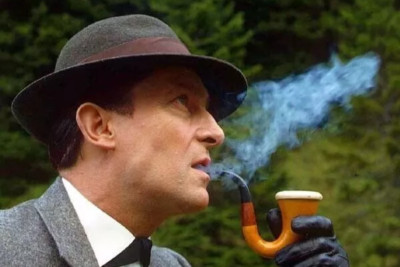 Jeremy Brett puffing on his smoking pipe as Sherlock Holmes 4x6 inch photo