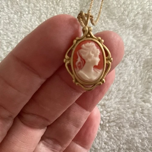 VTG Gold Toned 10 Necklace with Coral and Cream Cameo Pendant Costume Jewelry