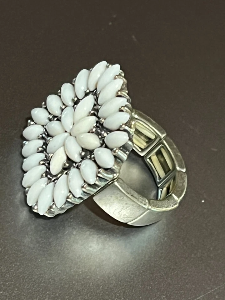 Tiny White Plastic Pinched Oval Cab Square Flower Medallion Pewter Stretch Ring Foto 4 de 4