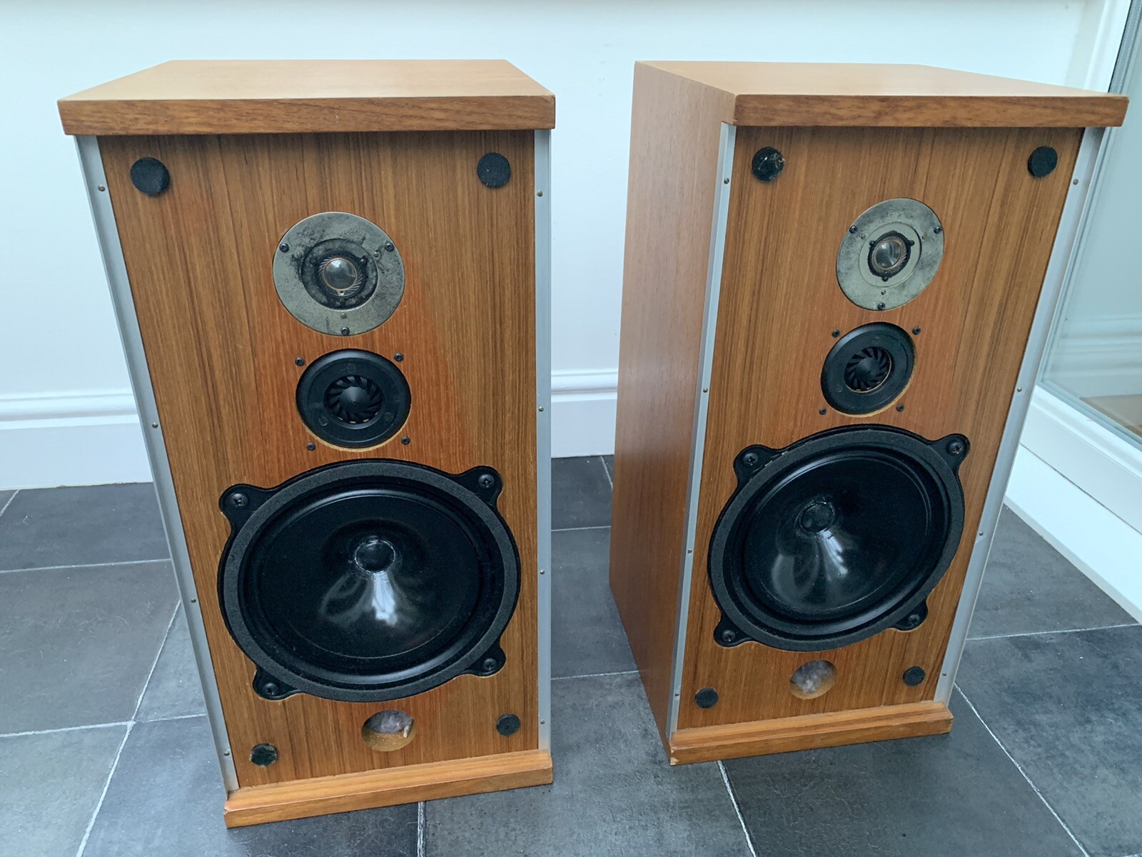 b&w 200 series speakers