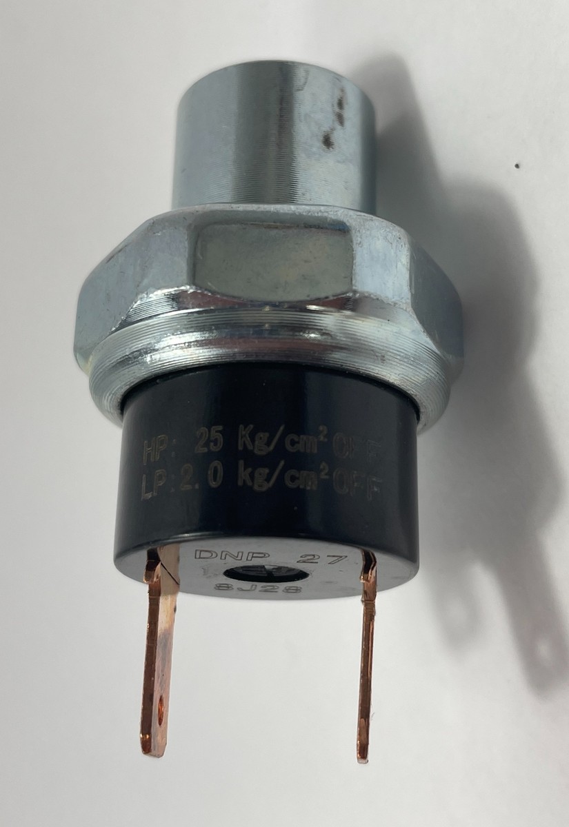 Freightliner Truck Binary Switch 8J28 A/C Part Female Freightliner Truck Binary Switch 8J28 A/C Part Female