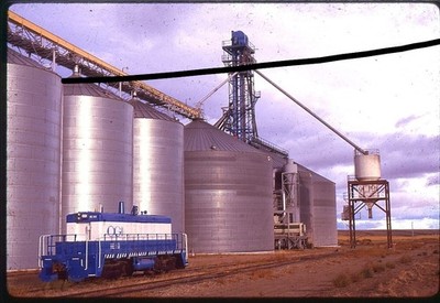 ll230 Orig. Slides Columbia Grain RE513 at Plentywood, MT 9-19-00