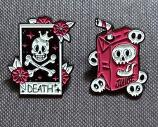 Tod Skelett Saft Box rosa Pin Anstecker Brosche Liebhaber Goth Totenkopf Alt Horror Punk