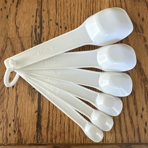 RUBBERMAID White Nesting Measuring Spoons Set of 6 Baking Cooking 2231-2236 VTG - Picture 2 of 4