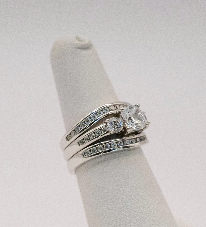 Juego de anillos Berricle 3 piedras 1,5 quilates circonita cúbica corte cojín plata de ley talla 6,5 Foto 2 de 4