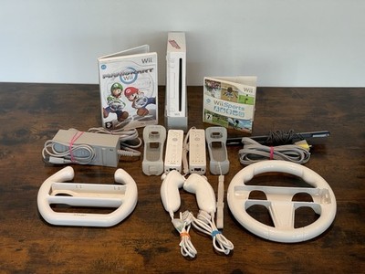 Nintendo Wii Konsole Bundle Mario Kart Wii Sports mit 2 Fernbedienungen & Racing Wheels