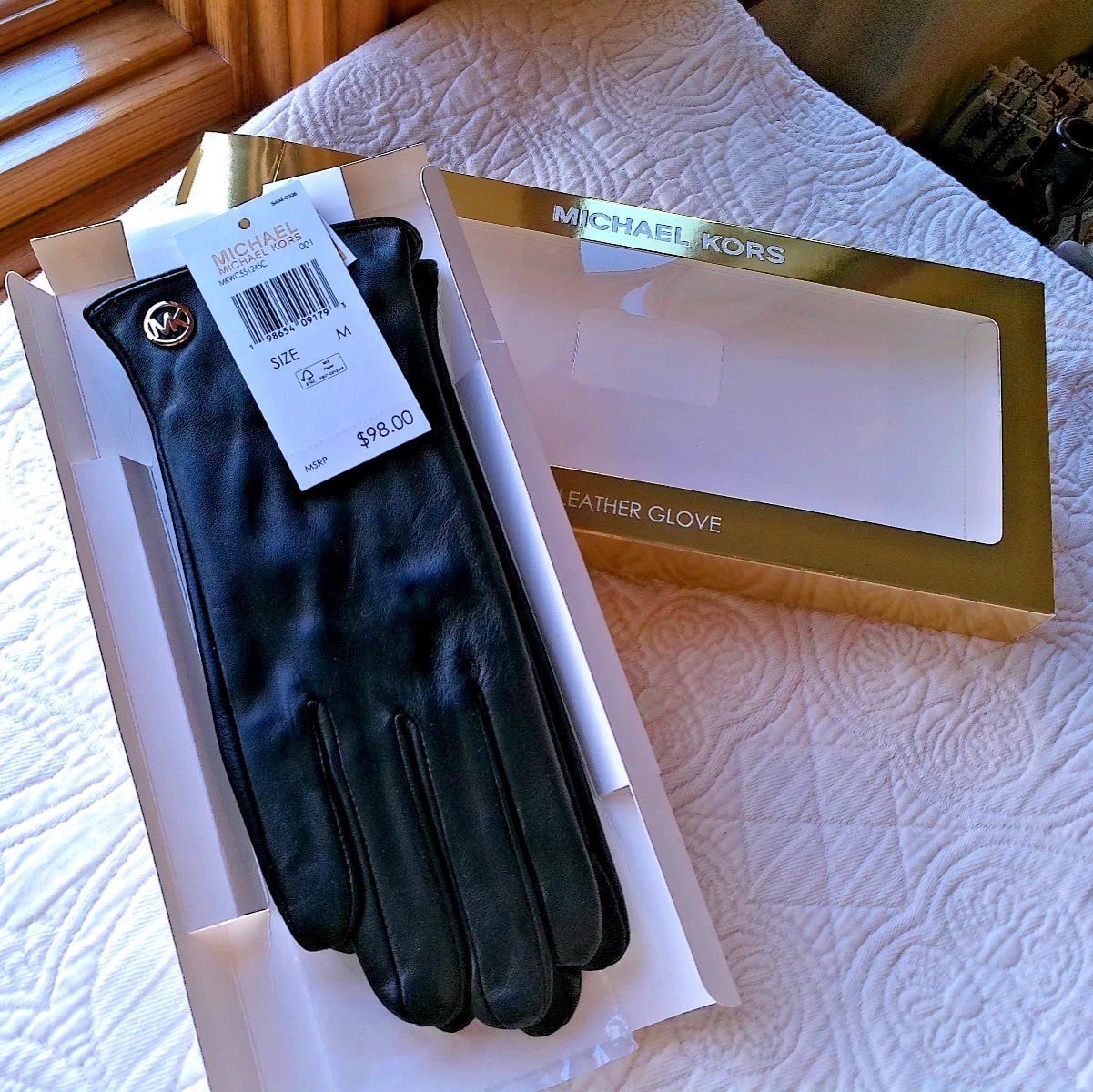 MICHAEL KORS GENUINE LEATHER TOUCH TIP GLOVES SIZE M BLACK POLYESTER LINING $98
Opens in a new windo