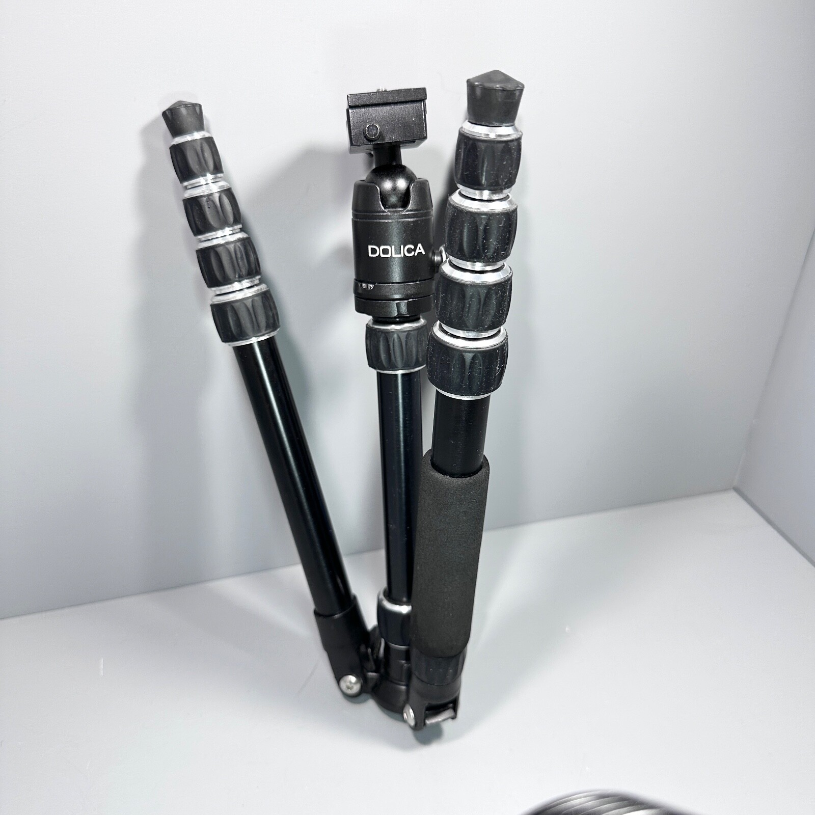 Dolica Reversible Tripod Integrated Monopod Traveler 57" with Ball Head