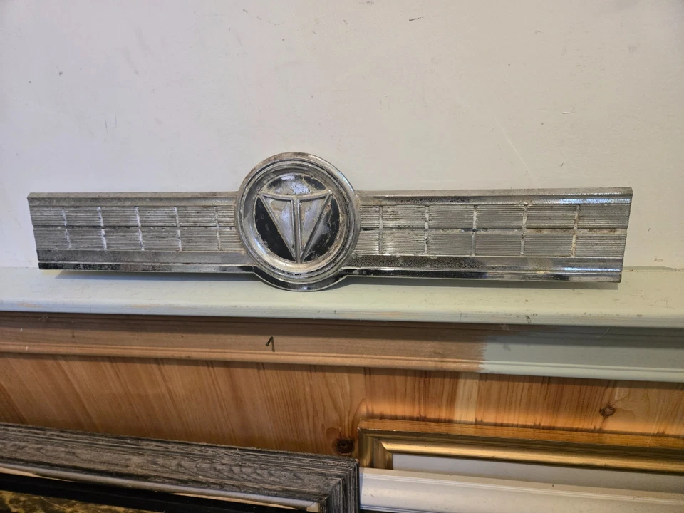 Insignia de panel de maletero vintage 1965/66 Plymouth Valiant/Barracuda/pieza emblema Foto 3 de 4