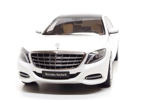 AUTOart 1:18 Mercedes-Benz Maybach S600 in Designo Diamond White Metallic - Picture 4 of 13