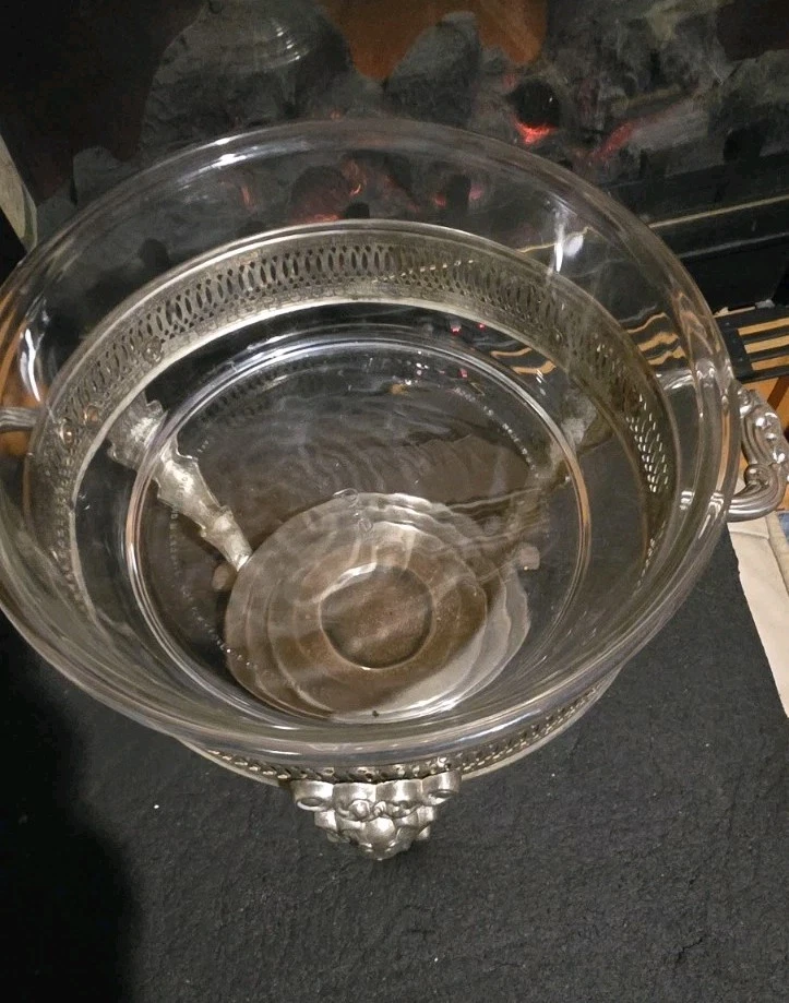 PYREX Vintage LG Glass Bowl & Silver Plated Marinex chafing Serving dish & Lid - Image 3 of 4