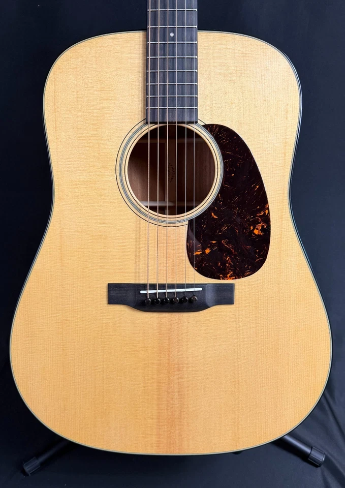 Guitarra Acústica Martin D-18 (2025) Dreadnought Acabado Natural Brillante con Estuche 161 Foto 2 de 4