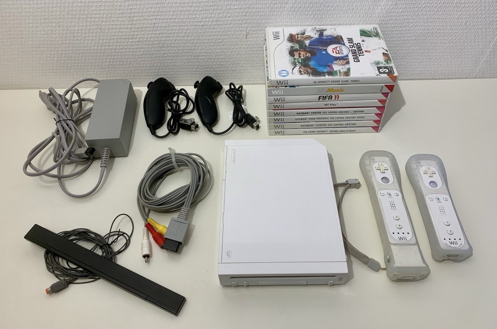 Nintendo Wii Lot Console RVL001 Avec 2 Wiimotes Nunchucks 8 Jeux Complets