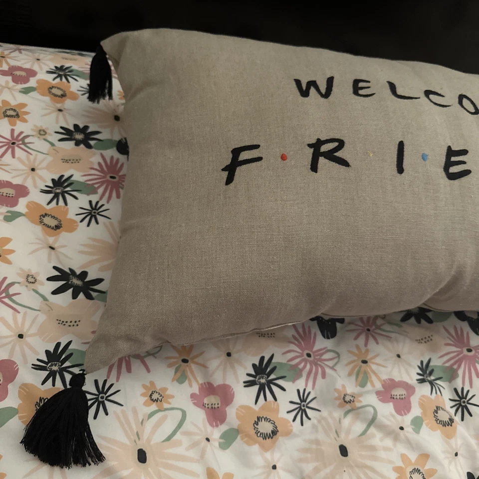 Декоративная подушка с кисточками из керамического сарая Friends TV Show Welcome Friends - Изображение 2 из 4