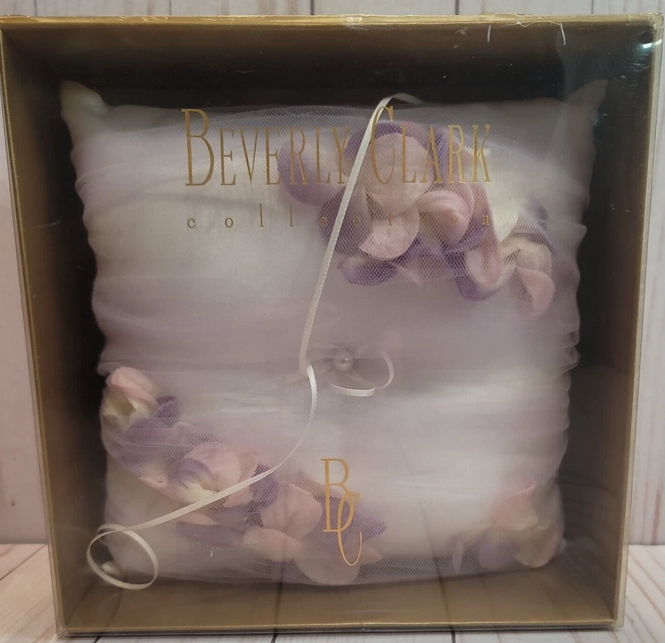 Beverley Clark 系列紫色粉红色花卉婚礼枕头 — 第 2/3 张图片