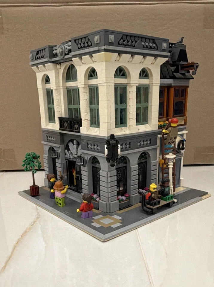 LEGO Modular Buildings 10251 Brick Bank, photo 3 of 5