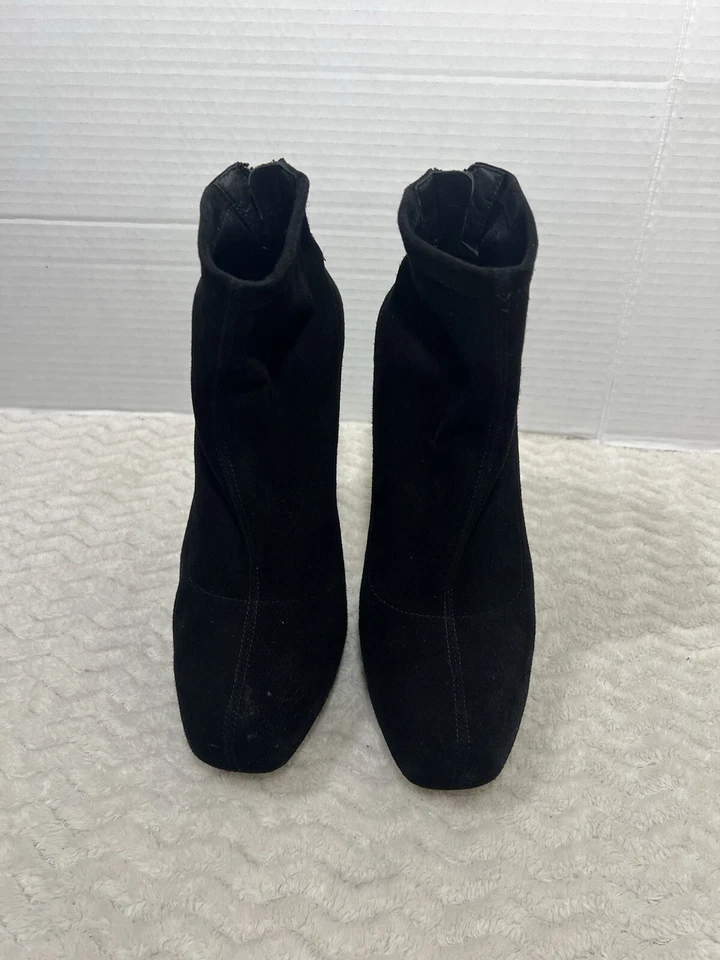 Botín al tobillo Brian Atwood para mujer talla 7 de gamuza negro con cremallera trasera. Foto 4 de 4