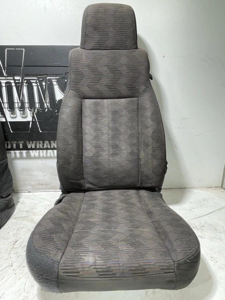 Par de asientos delanteros para conductor y pasajero 03-06 Jeep TJ Wrangler tela de pizarra OEM CC Foto 2 de 4