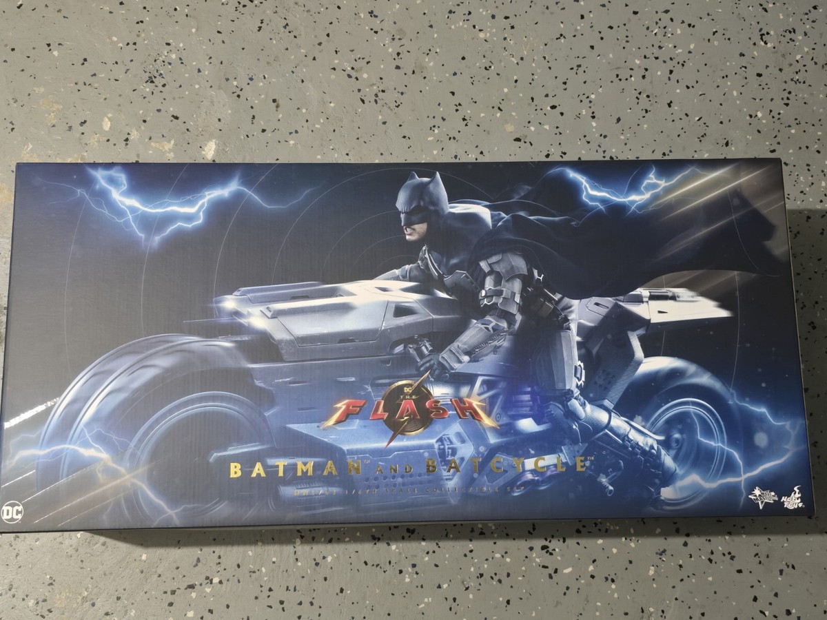 Hot Toys MMS705 DC The Flash 2023 Batman and Batcycle 1/6 Figure