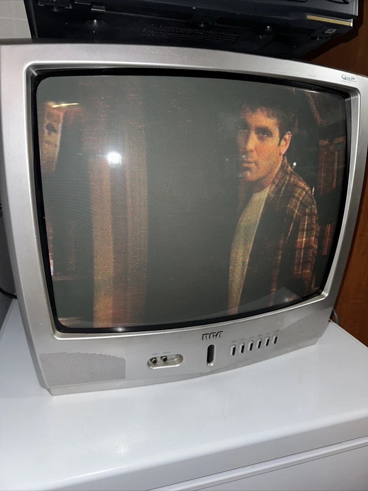 "TV retro para juegos RCA Guide plus dorado de 19"" CRT con puertos Av frontales modelo F19246" Foto 2 de 4