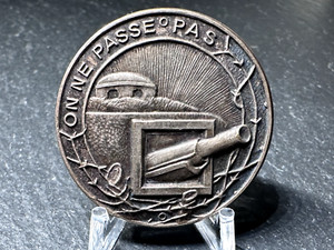 ORIGINAL WWII MAGINOT LINE "ON NE PASSE PAS" METAL 1 3/8" PIN BROOCH E214