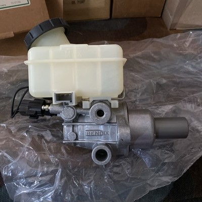 (1124)Ford Master Cylinder w/ Reservoir NEW F09Z-2140-CX
