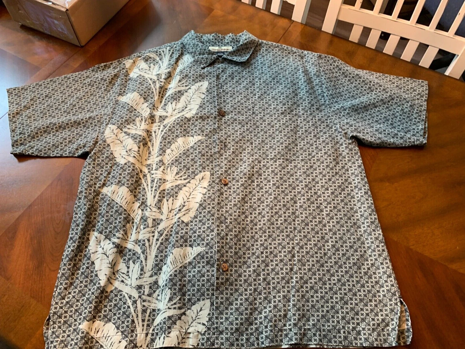Tommy Bahama Shirt Mens Size L Gray Floral 100% Silk Hawaiian Button Up USED